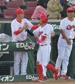広島・新井監督　上本途中交代に「代えの利かない選手なので心配」小園は右ふくらはぎに自打球で交代
