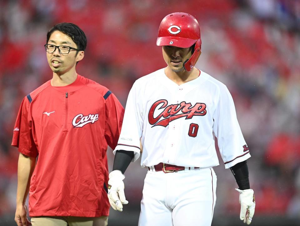 　３回、ベンチへ下がる上本（撮影・田中太一）