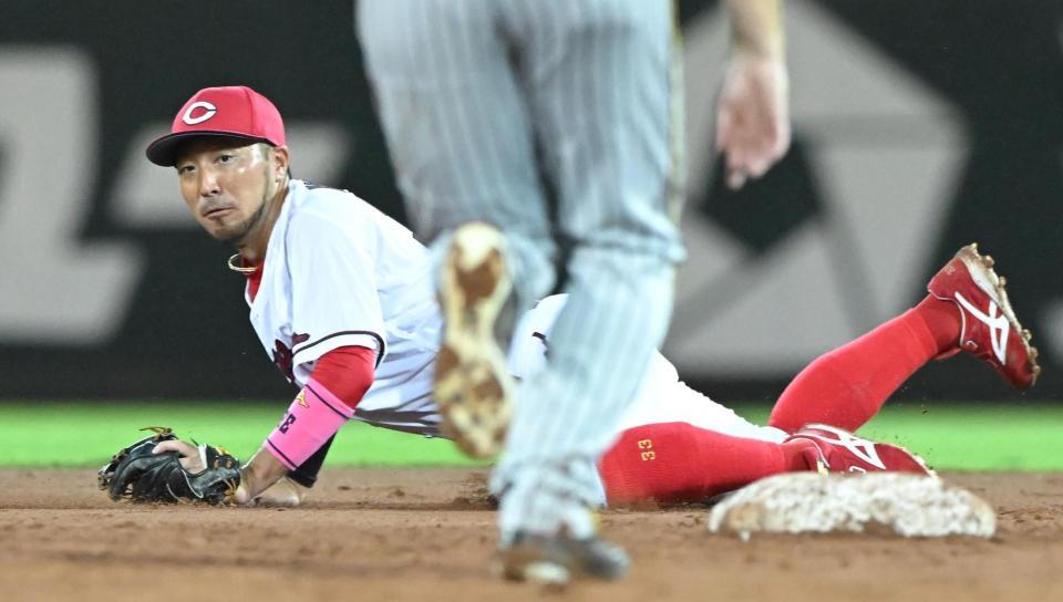 　７回、原口の打球を好捕した菊池（撮影・高部洋祐）