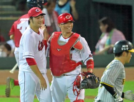 　完封勝利を飾り坂倉（中央）と喜び合う床田＝１７日