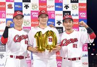 　自身初の二桁勝利を挙げ、ポーズを決める床田（中央）。右は矢野、左は大盛（撮影・田中太一）