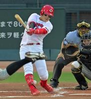 　１回、自打球が足に当たる小園