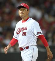 ９回、矢崎をマウンドに送り出し、ベンチへ戻る新井監督（撮影・田中太一）