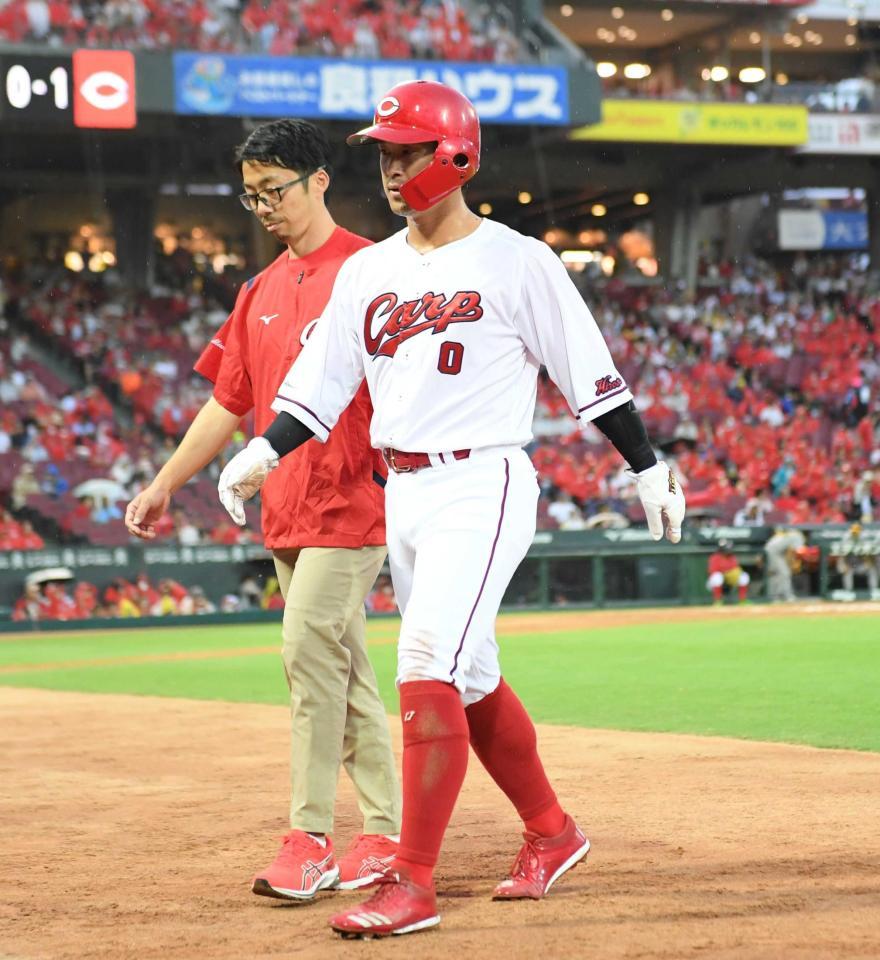 　３回、負傷しベンチへ下がる上本（撮影・田中太一）