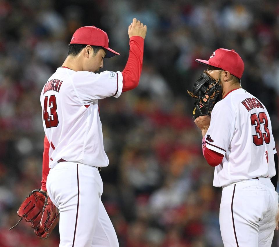 ８回、同点に追いつかれがっくりする島内（左）＝撮影・田中太一