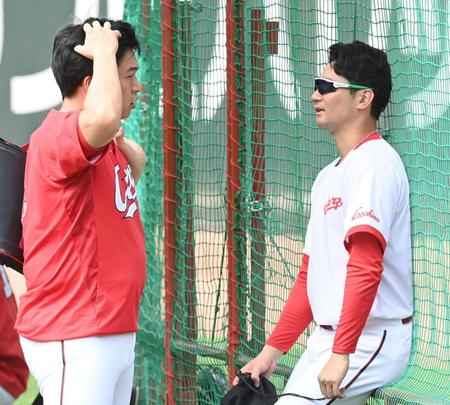 　練習の合間、島内（右）と話をする矢崎（撮影・田中太一）