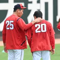 　栗林に声をかける新井監督（撮影・田中太一）