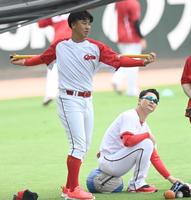 　別メニューで調整する小園。右は島内（撮影・田中太一）