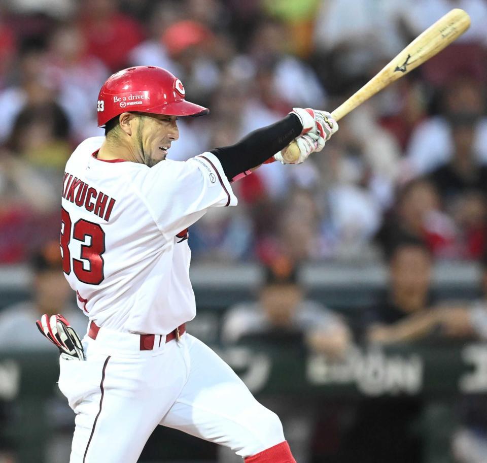 　３回、先制となる適時打を放つ菊池（撮影・田中太一）