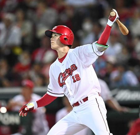 　５回、二塁打を放つ森下