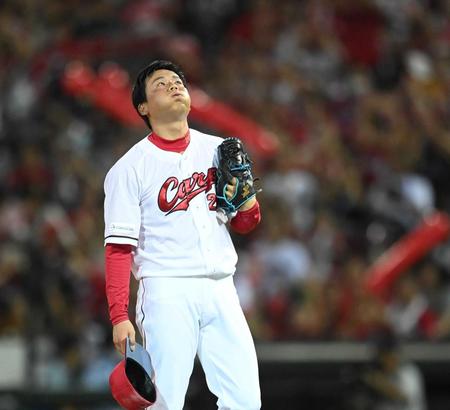 　３年連続となる１０セーブ目を挙げ感慨深げに空を見上げる栗林（撮影・田中太一）