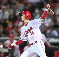 　５回、二塁打を放つ森下