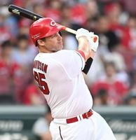 　１回、２ランを放つデビッドソン（撮影・田中太一）