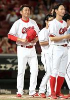 　巨人に勝利し、ファンにあいさつする新井監督（左）