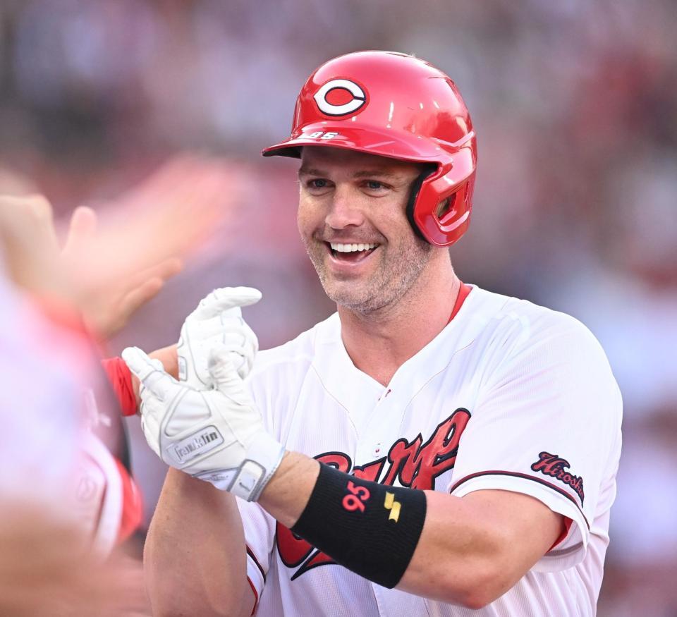 　１回、２ランを放ったデビッドソンは“ごますりポーズ”を決める（撮影・田中太一）