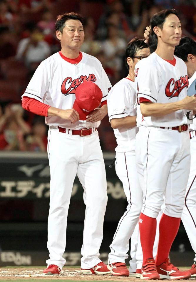 　巨人に勝利し、ファンにあいさつする新井監督（左）