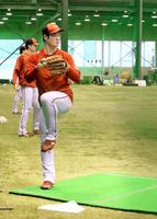 　制球力向上に励む斉藤＝大野練習場