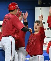 　４回、この試合２本目の本塁打を放った堂林（左）を迎える九里