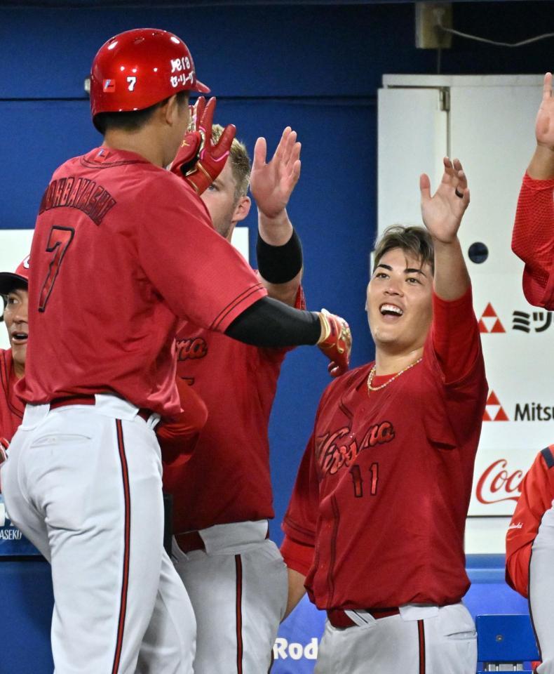 　４回、この試合２本目の本塁打を放った堂林（左）を迎える九里