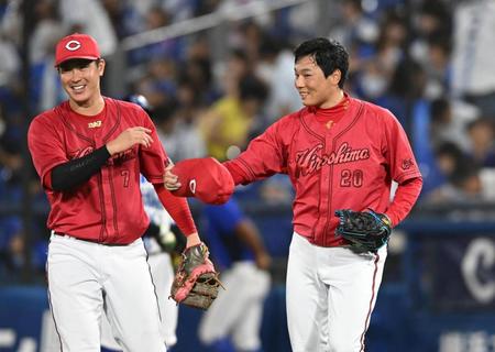 　最後を締め堂林と笑顔の栗林（撮影・金田祐二）