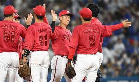 　ナインとハイタッチする西川（撮影・金田祐二）