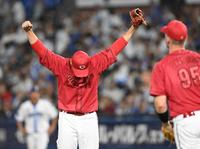 　完封で７勝目を挙げガッツポーズの九里（撮影・金田祐二）