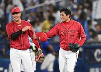 　最後を締め堂林と笑顔の栗林（撮影・金田祐二）