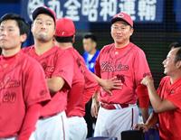 　勝利に笑顔の新井監督（撮影・金田祐二）