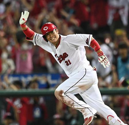 　９回、サヨナラ打を放った坂倉は手を振りながら走る（撮影・田中太一）