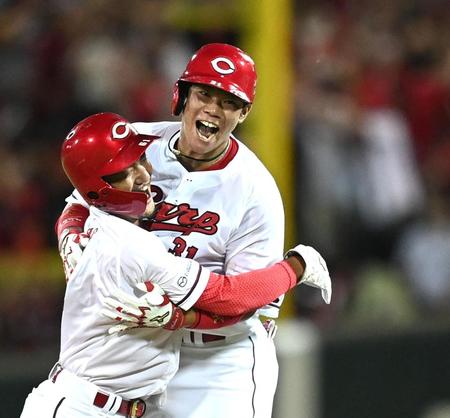 　９回、サヨナラ打を放ち矢野と抱き合って喜ぶ坂倉（撮影・田中太一）