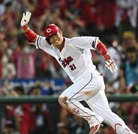 　９回、サヨナラ打を放った坂倉は手を振りながら走る（撮影・田中太一）