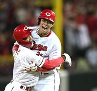 　９回、サヨナラ打を放ち矢野と抱き合って喜ぶ坂倉（撮影・田中太一）