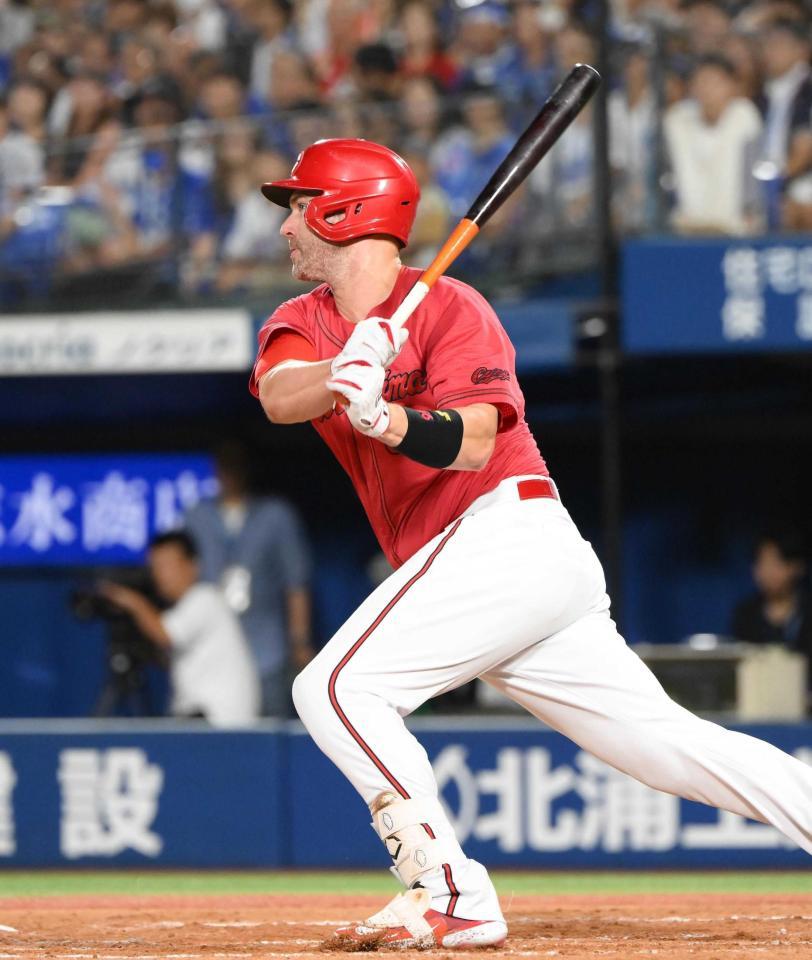 　７回、中前適時打を放つデビッドソン（撮影・堀内翔）