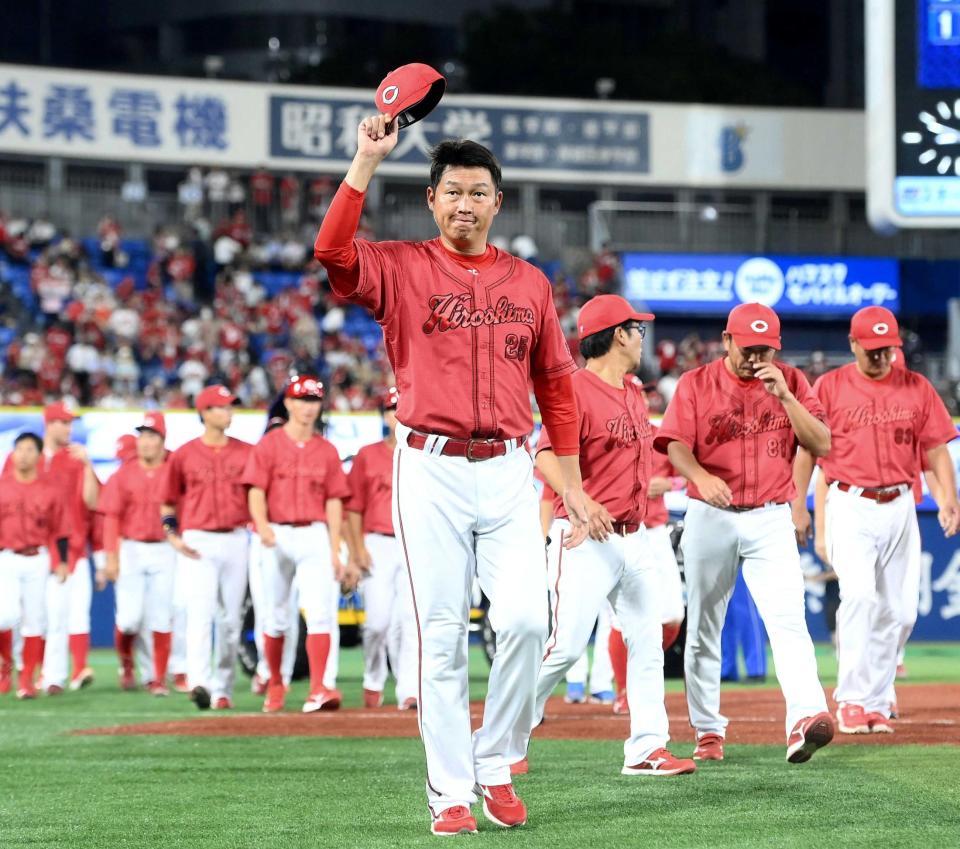 　横浜スタジアムでのレギュラーシーズン最終戦を終え、ファンにあいさつをする新井監督