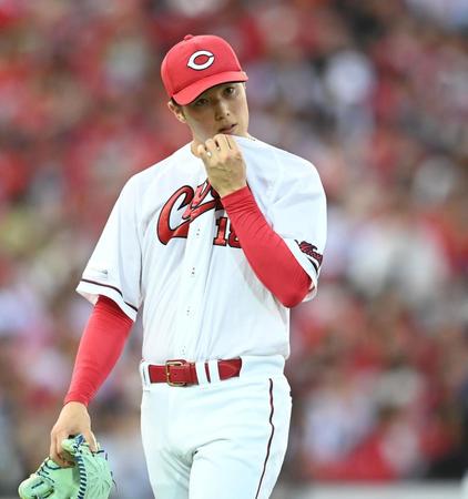 　１回、先制を許した森下は汗を拭きながらベンチへ戻る（撮影・田中太一）