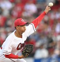 　先発し、投げ込む森（撮影・田中太一）