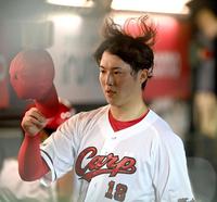 　３回、追加点を許した森下はベンチへ戻って帽子をとる（撮影・田中太一）