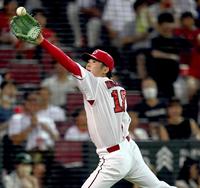 　３回、適時打を許した森下は本塁ベースカバーに入り、悪送球に飛びつく（撮影・田中太一）