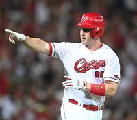 　５回、２ランを放ったデビッドソンはベンチへ向かってポーズを決める（撮影・田中太一）