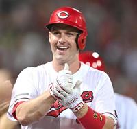 　５回、２ランを放ったデビッドソンは“ごますりポーズ”を決める（撮影・田中太一）