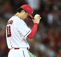 　３回、オスナに適時打を許し、守備の乱れから３失点した森下（撮影・田中太一）