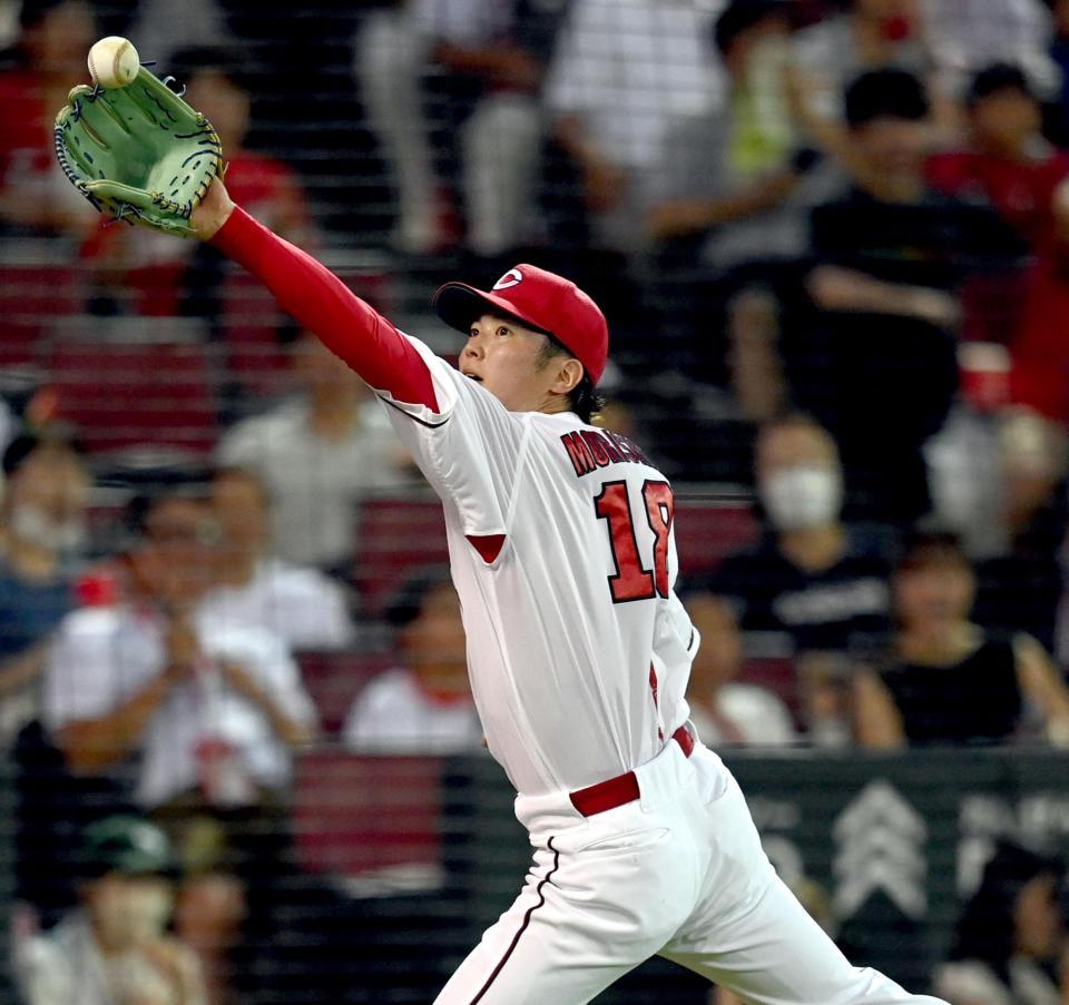 　３回、適時打を許した森下は本塁ベースカバーに入り、悪送球に飛びつく（撮影・田中太一）