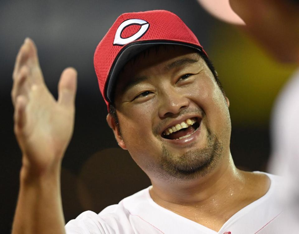 　６回、満塁のピンチで青木を併殺に仕留めた中﨑は笑顔で野手陣を迎える（撮影・田中太一）