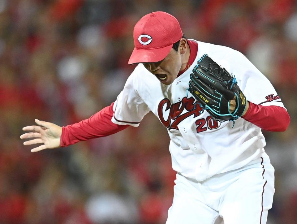 　９回、宮本を三振に仕留めグラブをたたく栗林（撮影・田中太一）