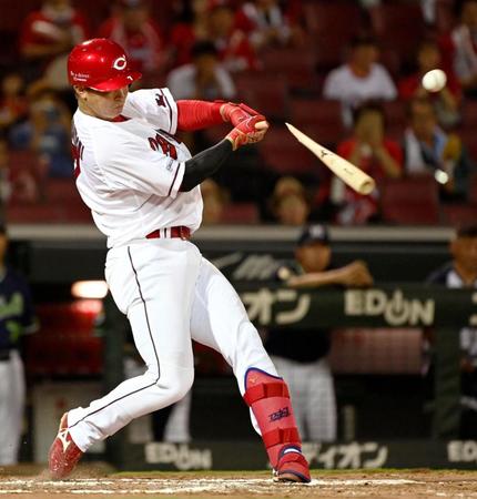 　８回、堂林が中前に同点打を放つ