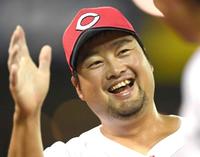 　６回、満塁のピンチで青木を併殺に仕留め、笑顔で野手陣を迎える中崎（撮影・田中太一）