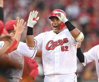 広島激闘ドロー 末包プロ2度目満塁弾！新井監督ら“スリーマン”指導に