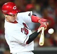 　８回、バットを折りながら同点適時打を放つ堂林