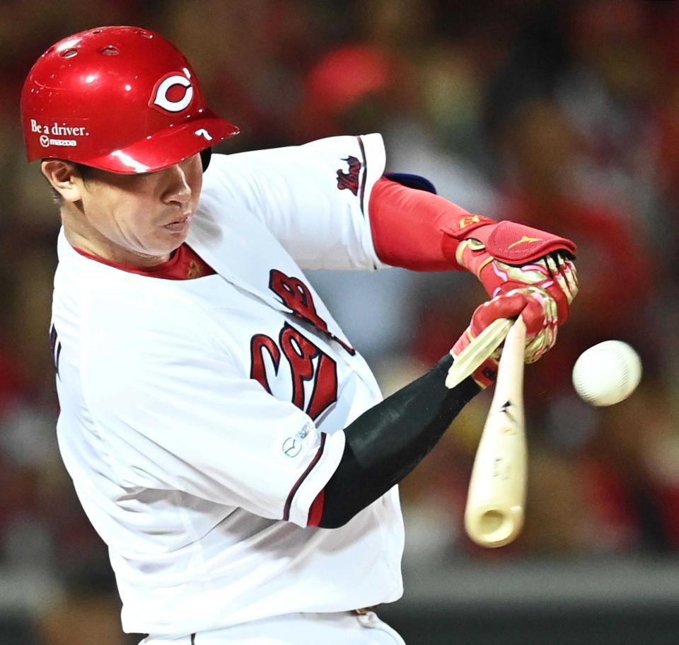 　８回、バットを折りながら同点適時打を放つ堂林