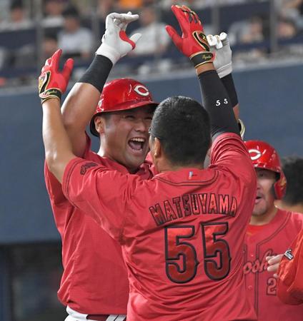 　８回、逆転となる３ランを放ち、大喜びする末包（左）＝撮影・北村雅宏